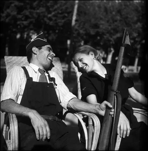 这位把生命献给战场的伟大摄影师,揭露了抗战的真相_罗伯特·卡帕