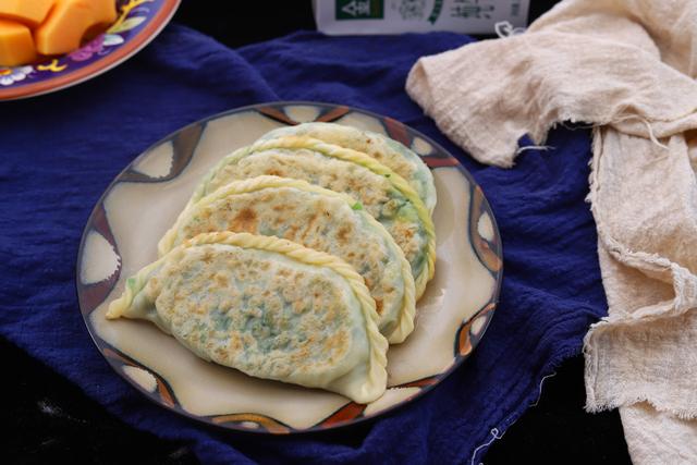 皮薄餡大的韭菜盒子春天吃它正當時早餐吃它管飽還解饞