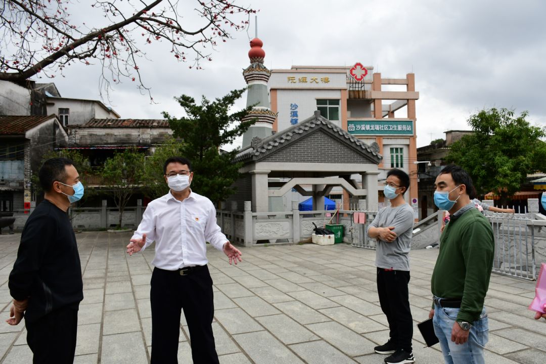 龍瑞村黨委書記劉錦源向鎮領導介紹古建築保護和人居環境整治情況龍