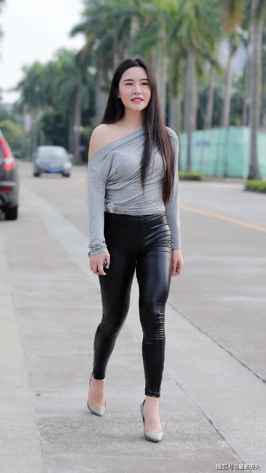 春季非常适合穿皮裤美女穿紧身皮裤搭配高跟鞋展现微胖美