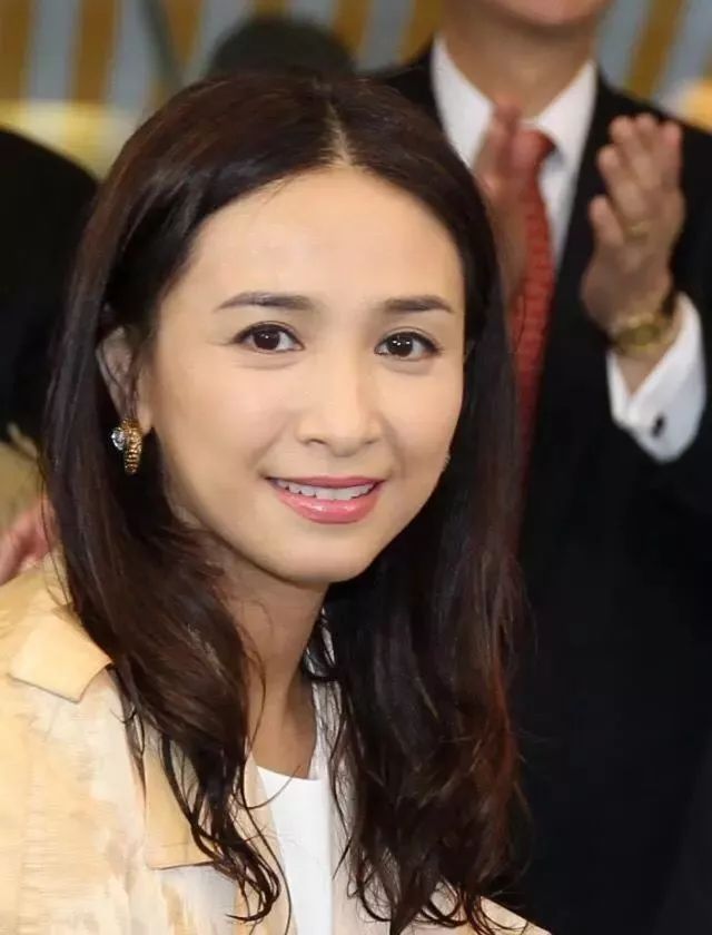 她曾是三料港姐当红时被tvb雪藏现在53岁活成美魔女