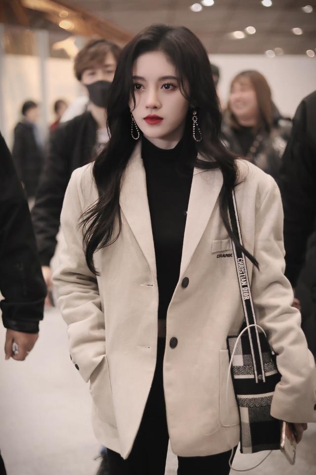 鞠婧祎黑色露腰长衫性感又禁欲,搭配复古红唇造型美的不像话_西装