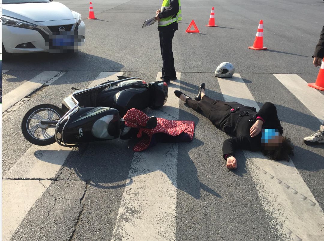 南陽一女子騎電動車與轎車相撞!幸好戴了頭盔