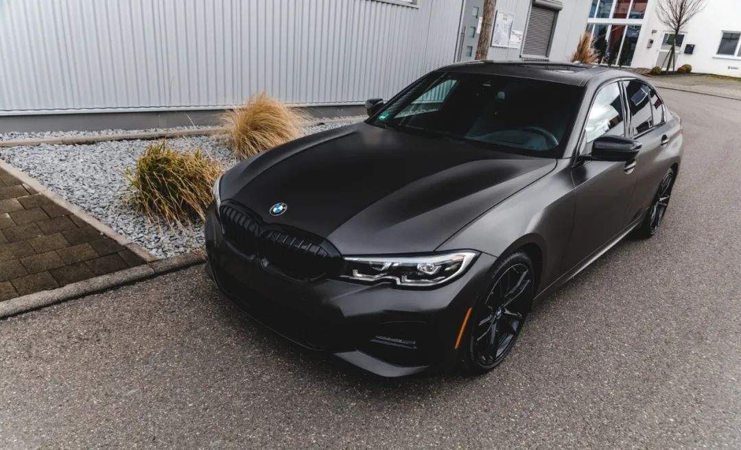 贴上缎面珍珠黑车衣后,这台全新3系是这条街最靓的崽!