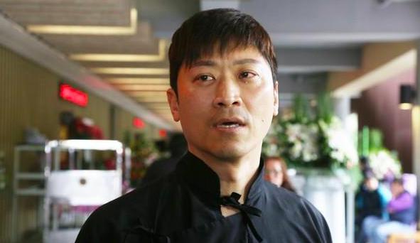 50岁男星自曝心酸事,父亲患老年痴呆半身瘫痪,妻子压力大到撞墙