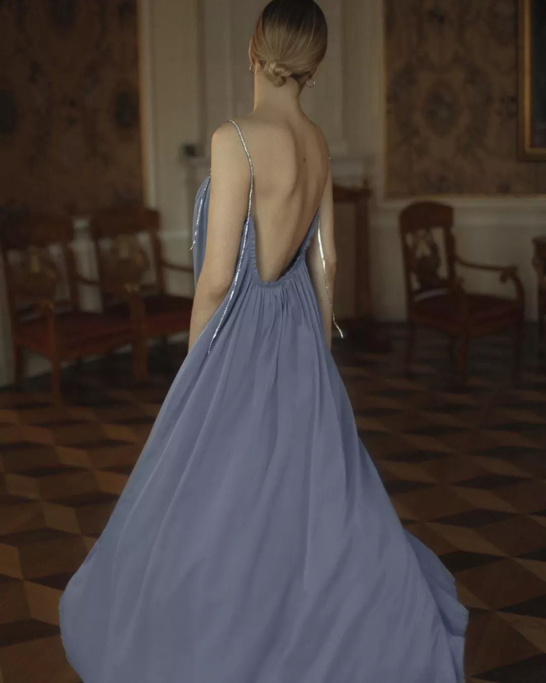 这件烟紫色露背连衣裙在 anastasia 的镜头下格外飘逸灵动,捕捉到的垂