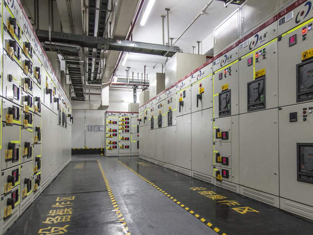 确保机房内的机器设备的安全性,防止机房内机器设备因供电系统导致