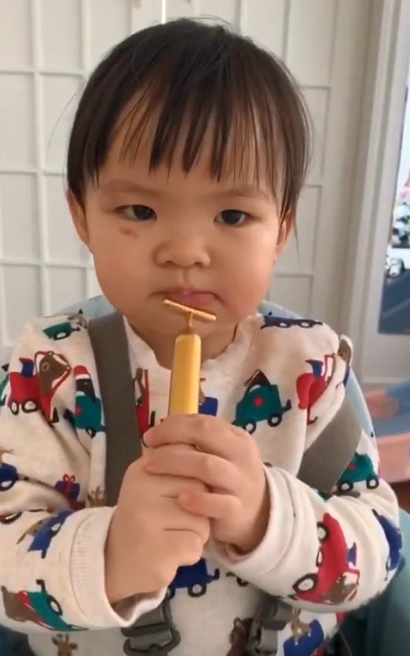 有人注意到lyvia的眼角下有一个很明显的疤痕,在她奶呼呼的小脸上十分