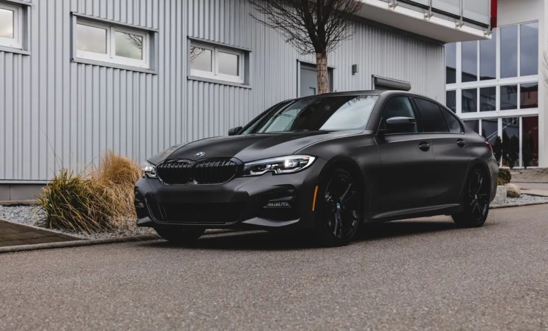 贴上缎面珍珠黑车衣后,这台全新3系是这条街最靓的崽!