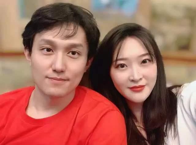 的丈夫并不是一名运动员,而是一名毕业于北京大学的药剂学专家杨臻博