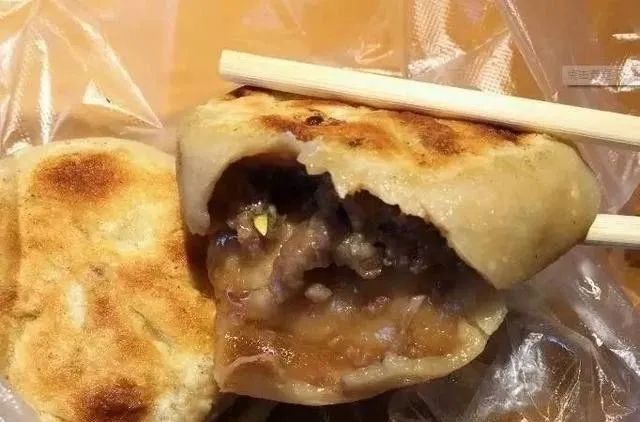肉饼的个头不大,一个人,吃上两三个肉饼,喝一碗疙瘩汤,就心满意足啦!