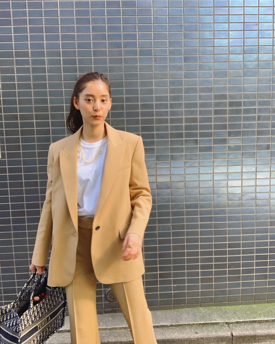 新木优子晒私服搭配白t也能穿出女神范
