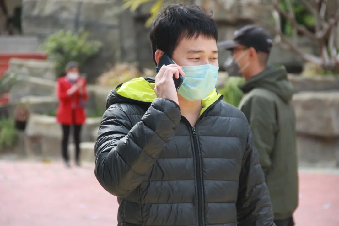 班主任通知家长到校演练镜头6家长到校后情绪激动,想要进入隔离区见