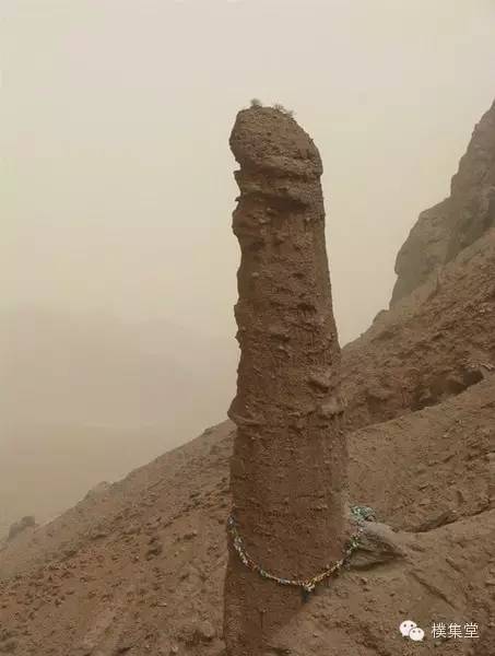 阿拉善左旗敖伦布拉格镇境内的阴山,被当地牧人誉为"七彩神山".