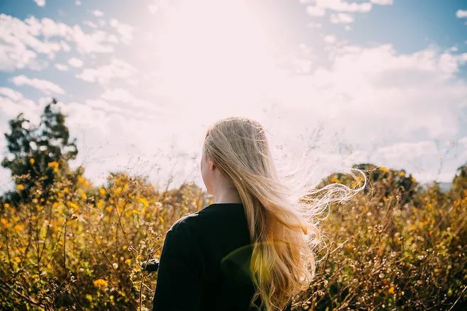 感情裡內心缺愛的女人一般有這3種卑微表現