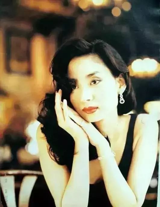 比起原谅刘强东的奶茶妹妹,这个休了1000亿渣男的最美港姐太酷了!