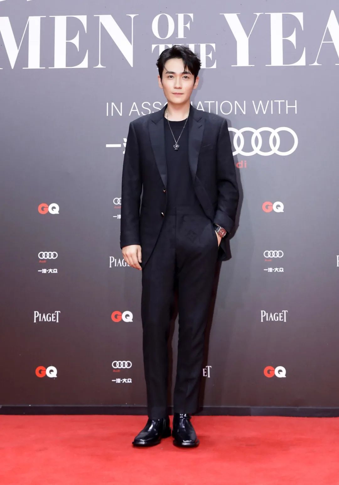 朱一龙西装造型,优雅绅士范十足,像他这样穿时髦多变