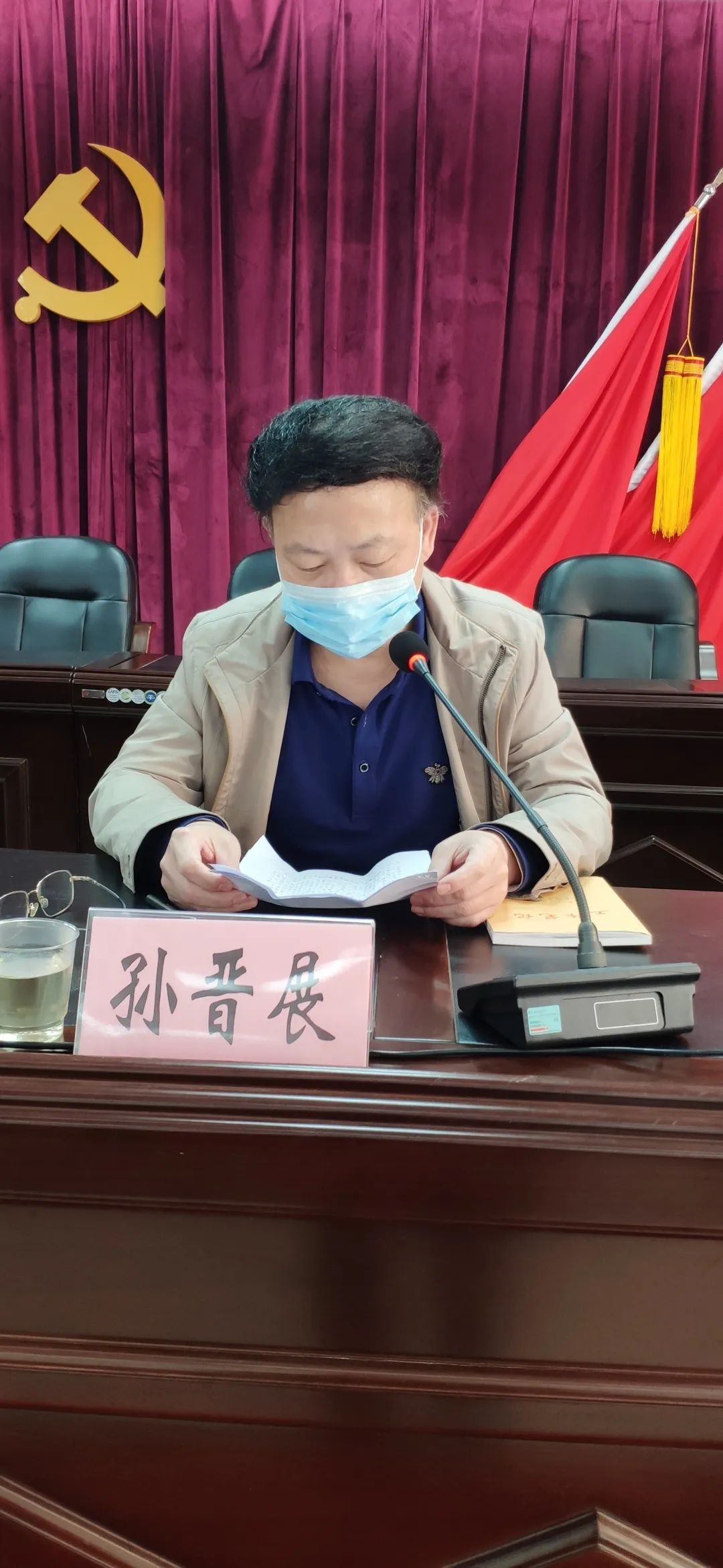 供稿)3月8日,英林镇党委书记李安辉主持召开镇安全生产及疫情防控会