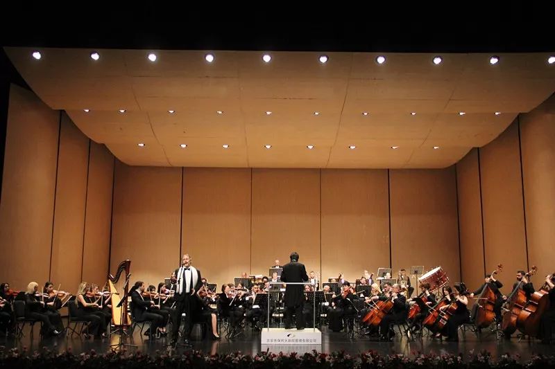 由一个指挥站在台上挥舞,下面由管弦乐团演奏的,都可称为交响乐