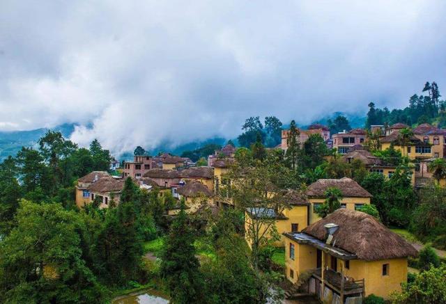 云南哈尼族特色民居建筑蘑菇房