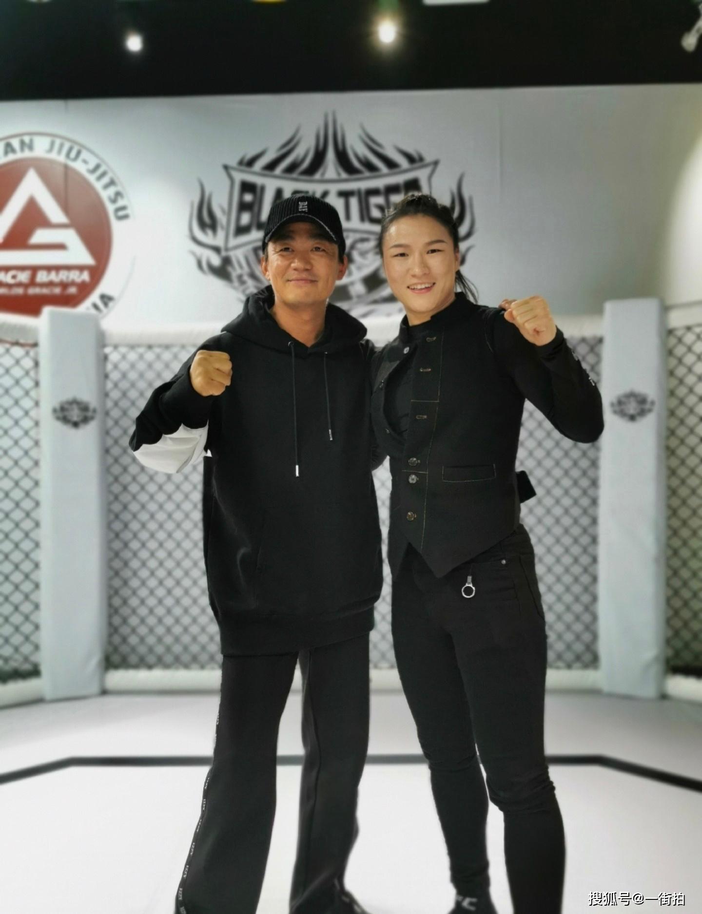 张伟丽夺冠后晒照舞台上的她太迷人网友这是真正的明星