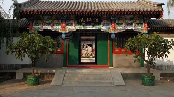 "怡红院"是主人公贾宝玉的住所,上悬"怡红快绿"匾额,"红"指门前西侧的