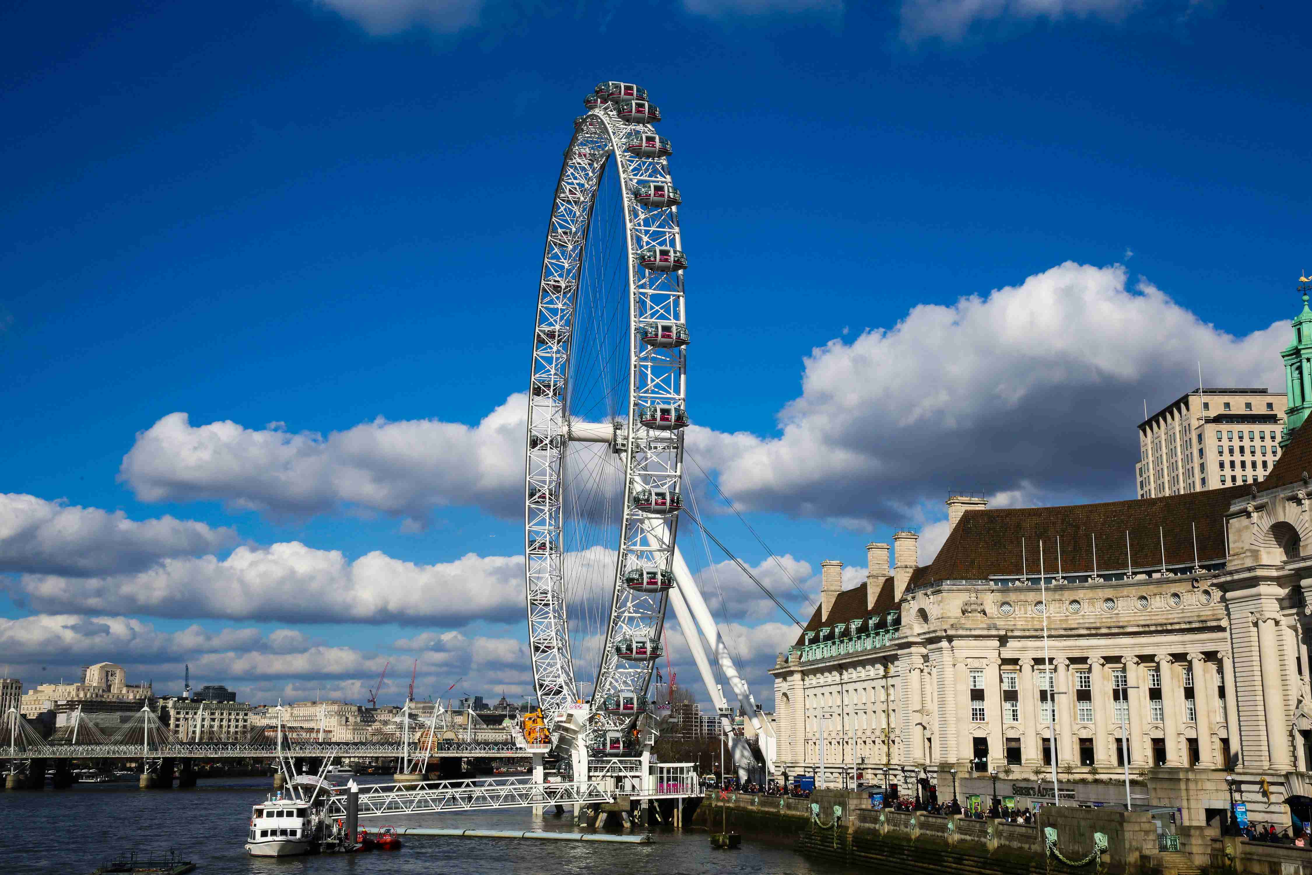 艺术家装饰吊舱庆祝"伦敦眼"迎来20周年纪念