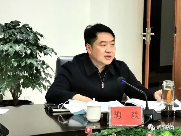 陶毅作汇报省扶贫办副主任陈国宝对昭阳区农危改,控辍保学等脱贫攻坚