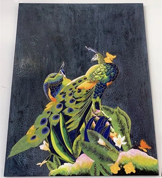 《孔雀》——于成喜(漆画)编辑 明月审核 郑杰监制 钱聪