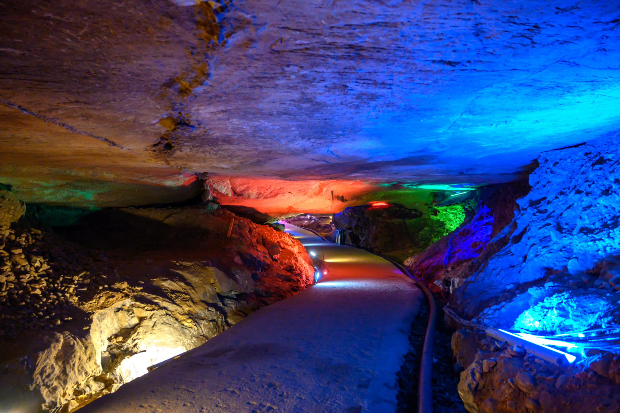 探秘桐庐天子洞国内最大的竖井式溶洞之一山体内别有洞天