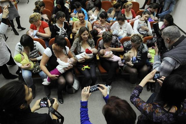 宝妈攒了15袋母乳送人,结果被嫌弃丢掉,"我才不会让孩子喝!