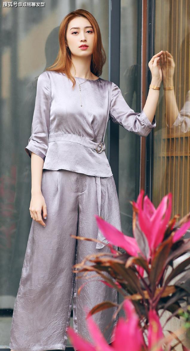 中袖的样式,既能体现出女生精致典雅的一面,也能展现出干练气质的风采