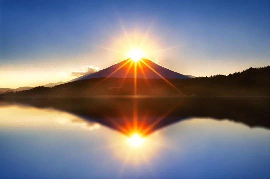 好运在山顶迎接的日出被称为御来光更是日本人心目中的圣山富士山是