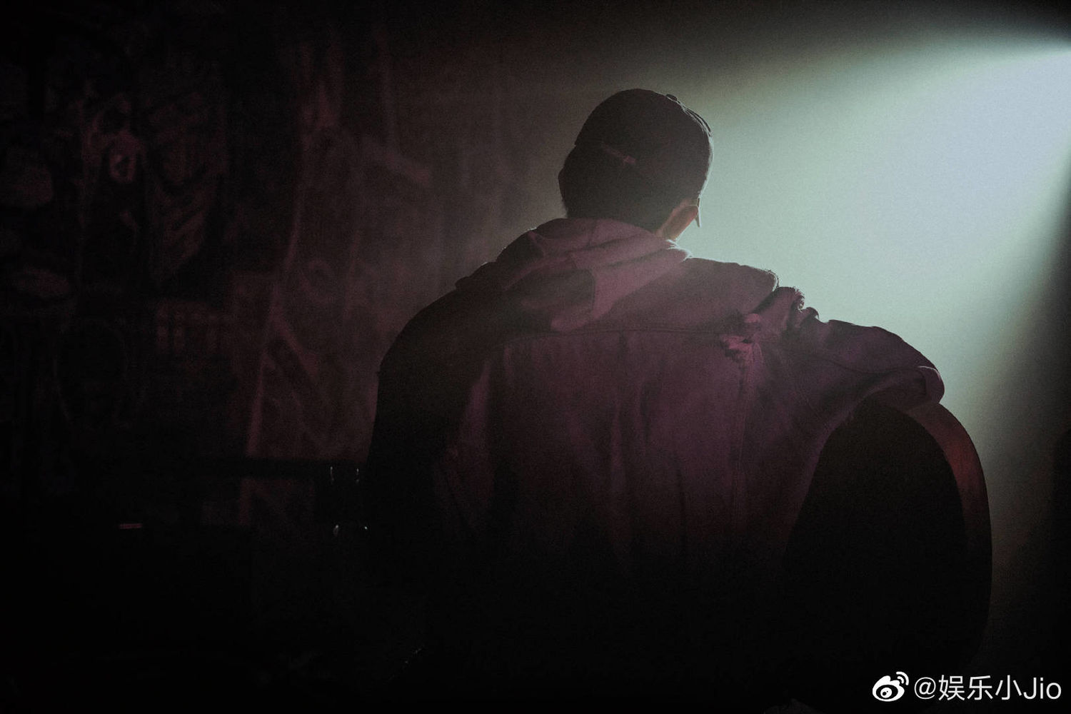 易烊千玺背影杀来袭超a大佬肩膀愈加宽厚