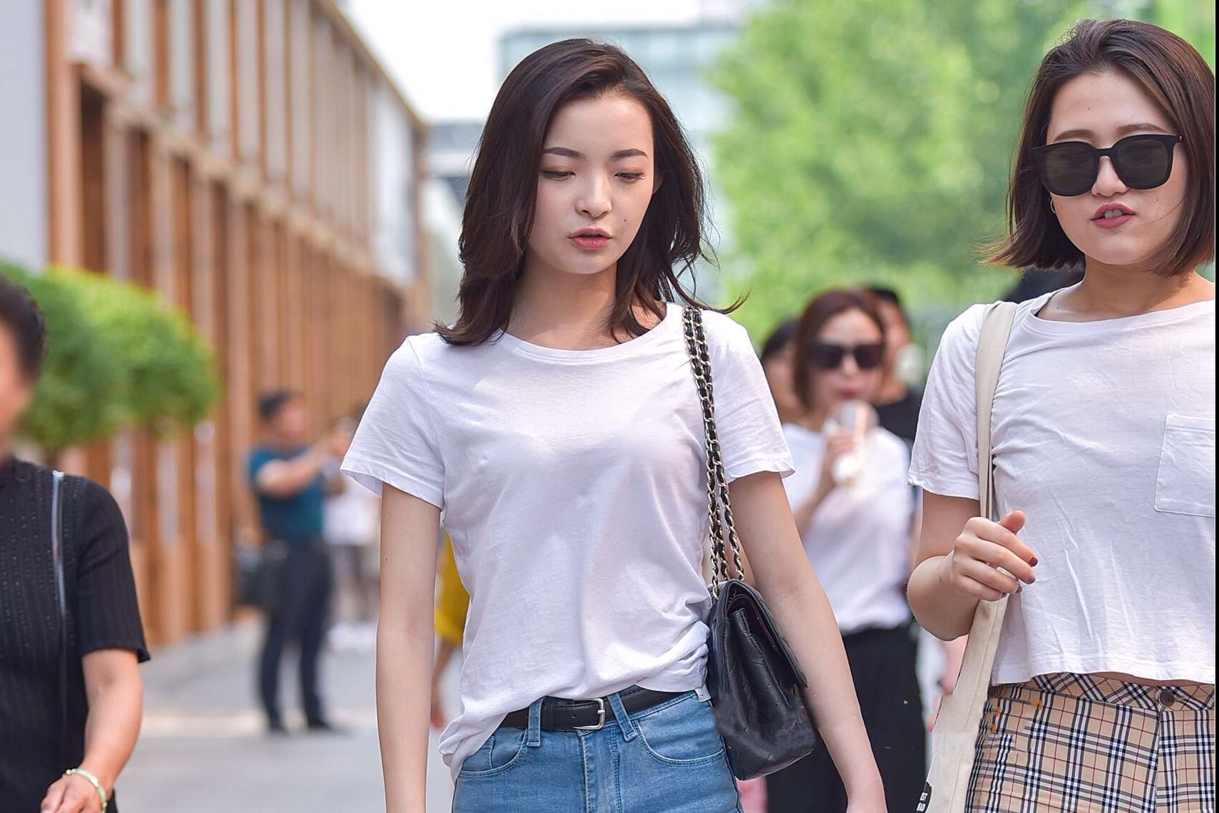 小高跟配破洞紧身牛仔裤,真的很性感哦