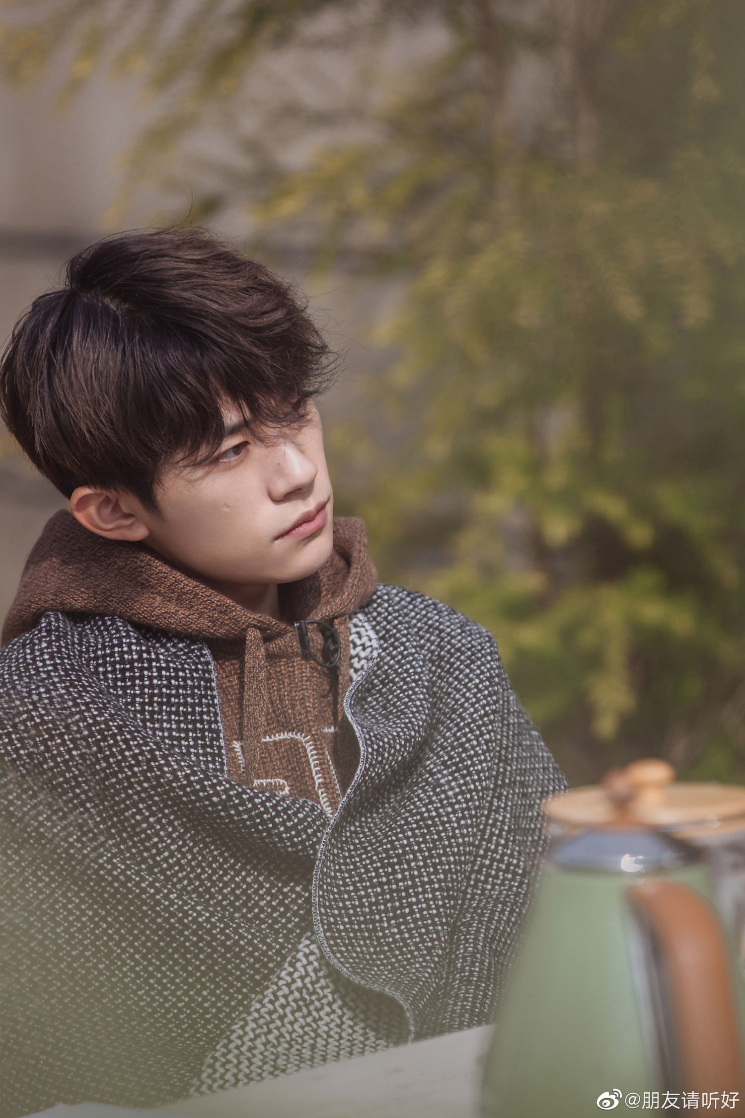 易烊千玺朋友请听好剧照新鲜出炉梨涡浅笑的文艺少年