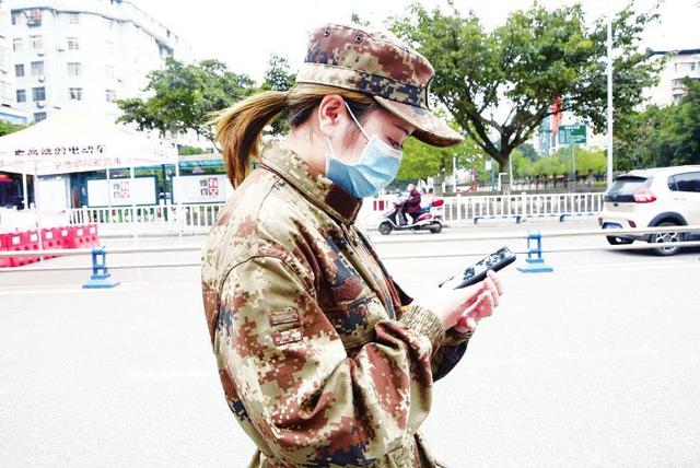 退伍女兵戴的口罩图片