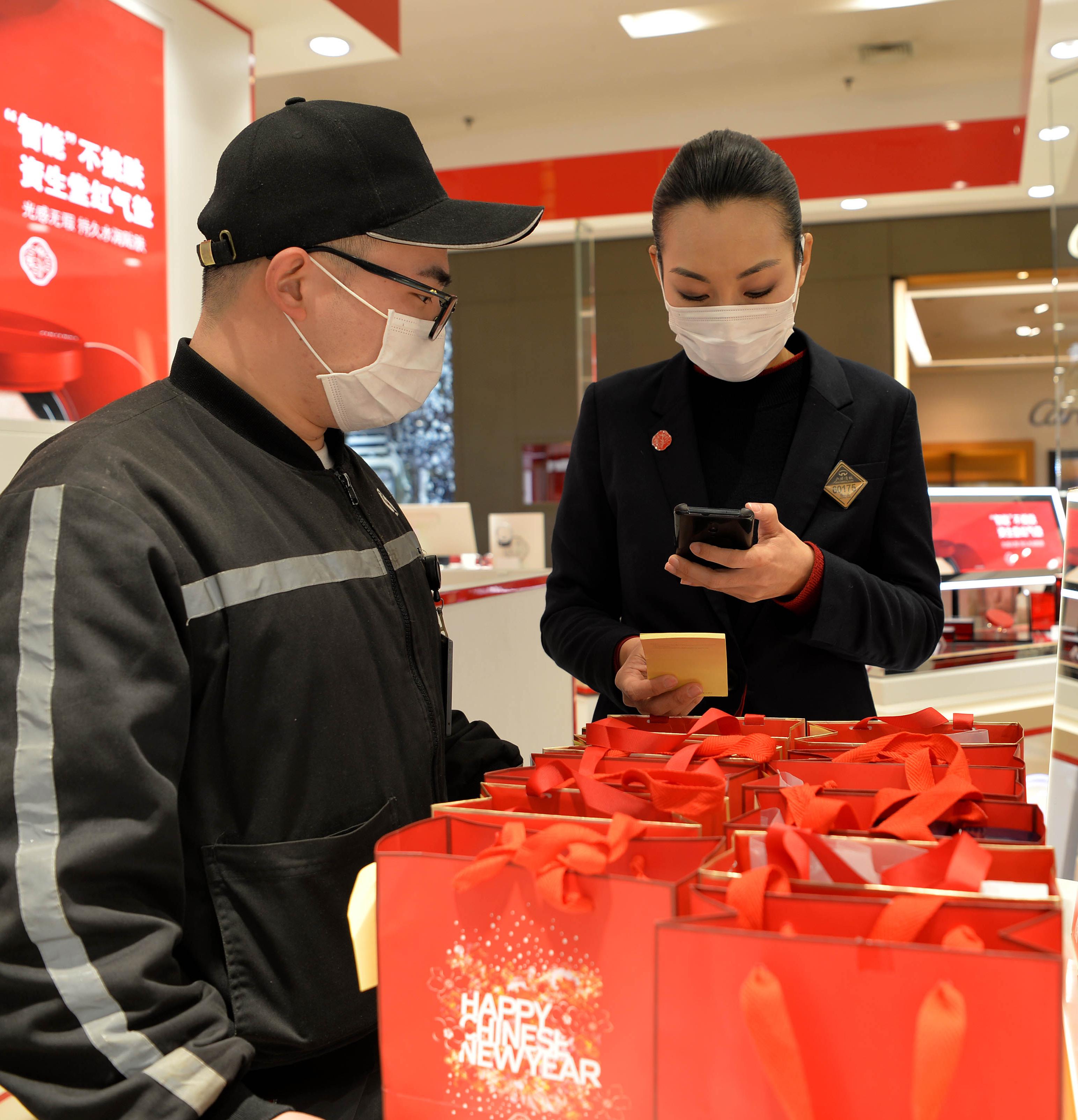 石家庄商场售货员化身网络主播线上售货