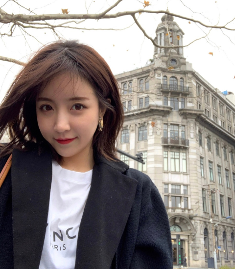 可是谁都没有想到,莉哥竟然会在自己的微博当中,公开承认自己整容的