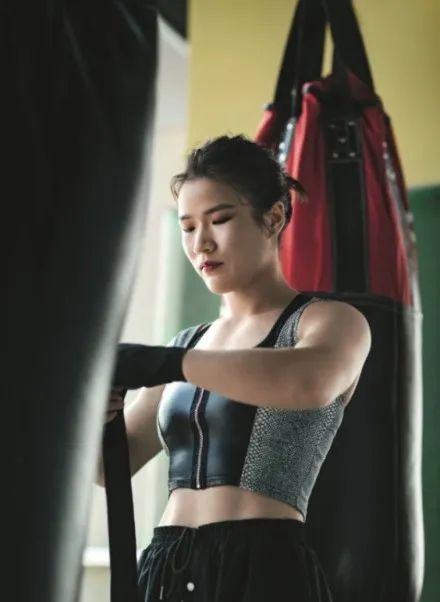张伟丽卫冕ufc世界冠军肯为自己努力的女孩不接受被定义