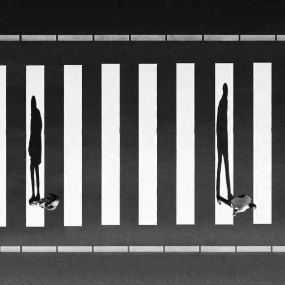 画面构图的基本元素之一,线条的横竖,曲直,粗细,长短,可以构成不同的