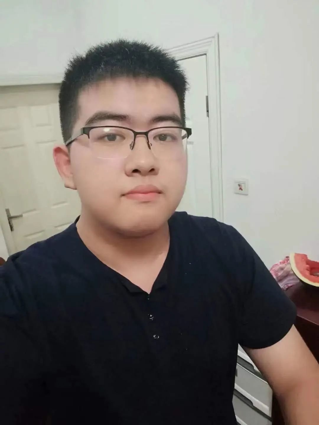 合唱团男低音成员傅天正同学身处疫情中心武汉,他的感触尤为深刻:"