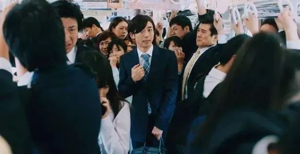其实这些生病了还得坚持上班的日本人只是所谓的"社畜"群体中的一个