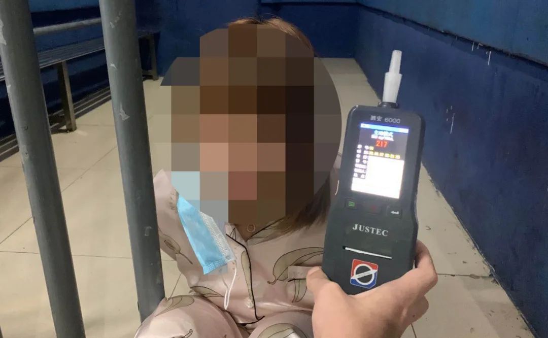 女子穿睡衣夜闯珠海小区测体温后大闹砸门窗玻璃吵醒街坊报警抓走她