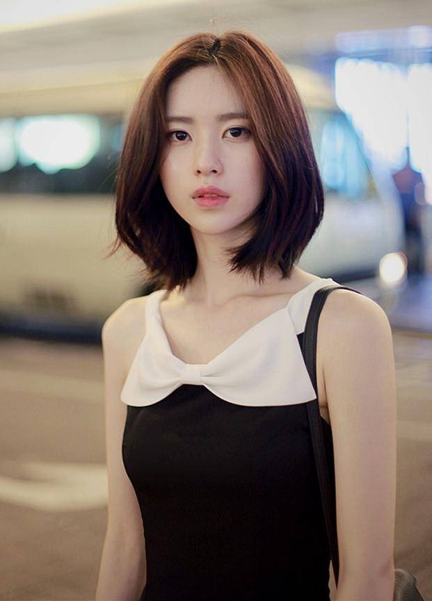 尹善英有着韩国第一网络模特的美称,身材和气质都是一流