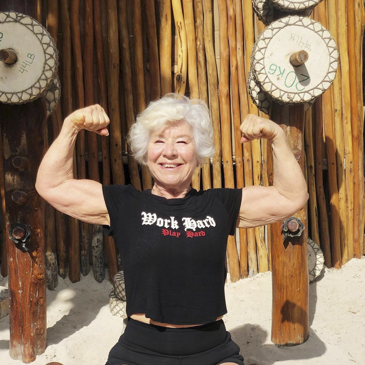 穿泳装秀身材,肌肉块明显哪像老年人?