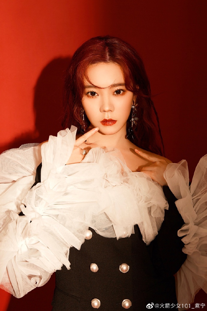 火箭少女紫宁分享美照庆生 穿薄纱短裙秀直角肩又美又飒