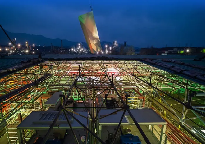 中国石化燕山石化厂区,硕大的熔喷头源源不断地喷出白色纤维,瞬间凝结