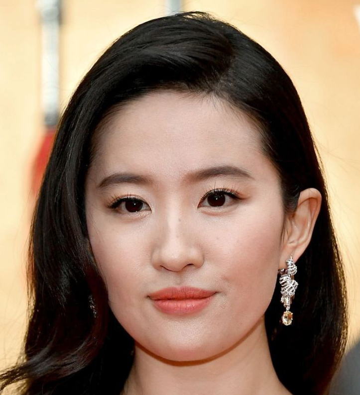 刘亦菲穿金色凤凰裙走红毯,单手叉腰动作优雅,尽显完美身材曲线