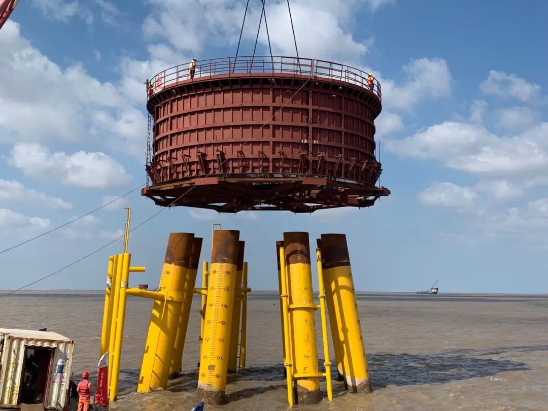 承台上部结构安装最后是外附件安装,虽然相比其他"尖子生",外附件